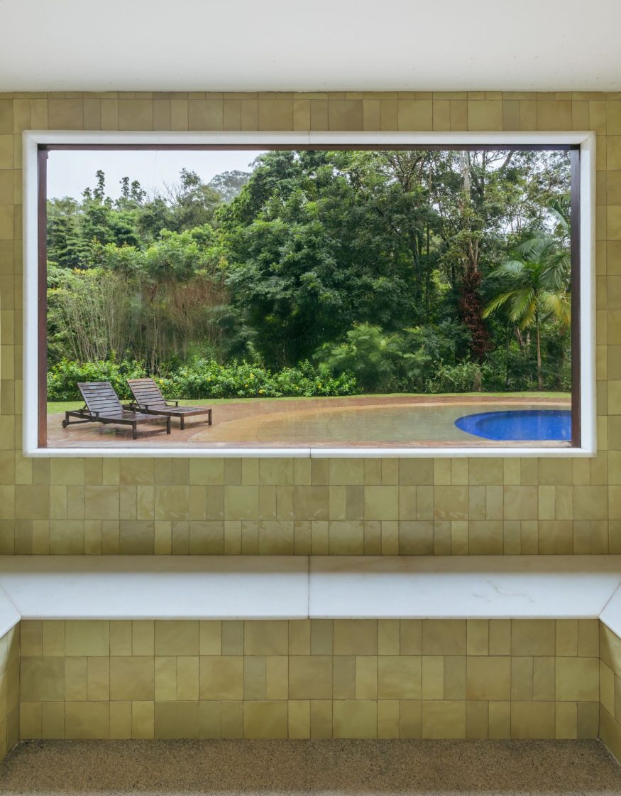 Sauna com uma grande janela com vista externa