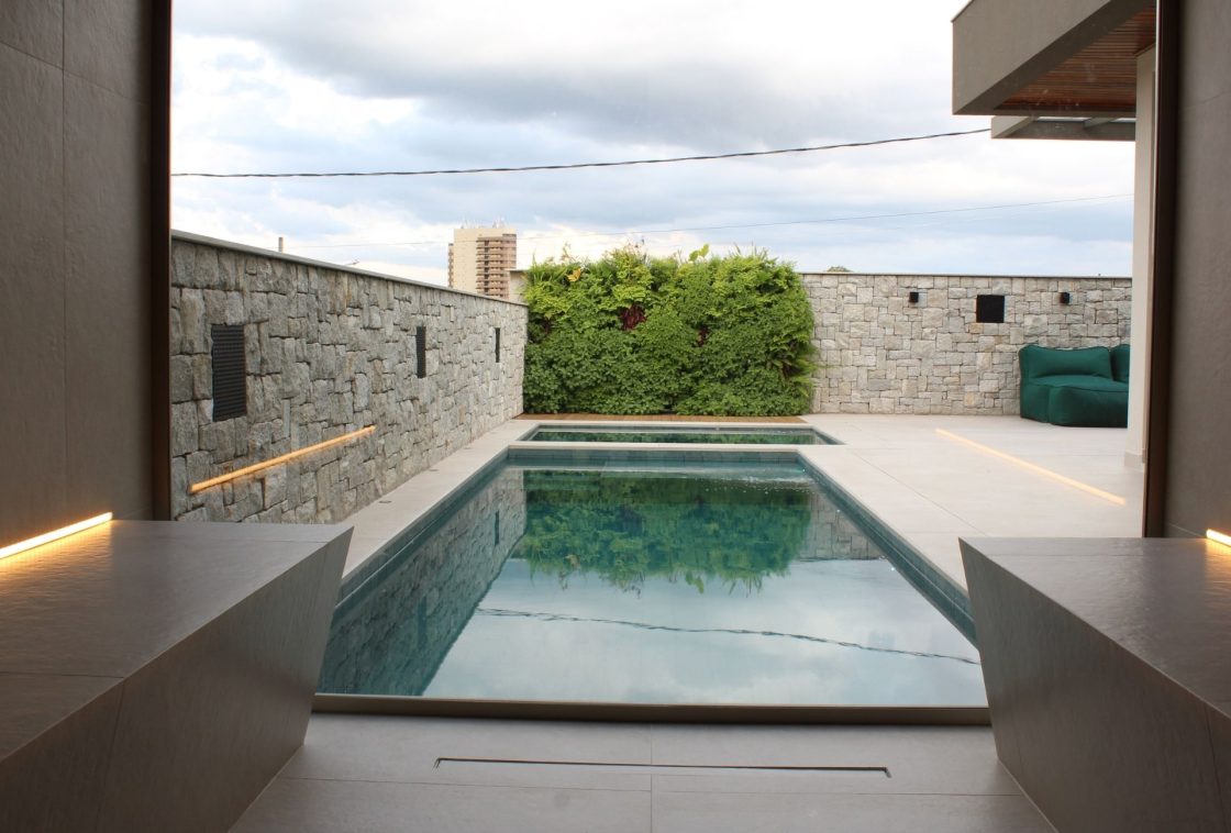 Sauna integrada à área da piscina
