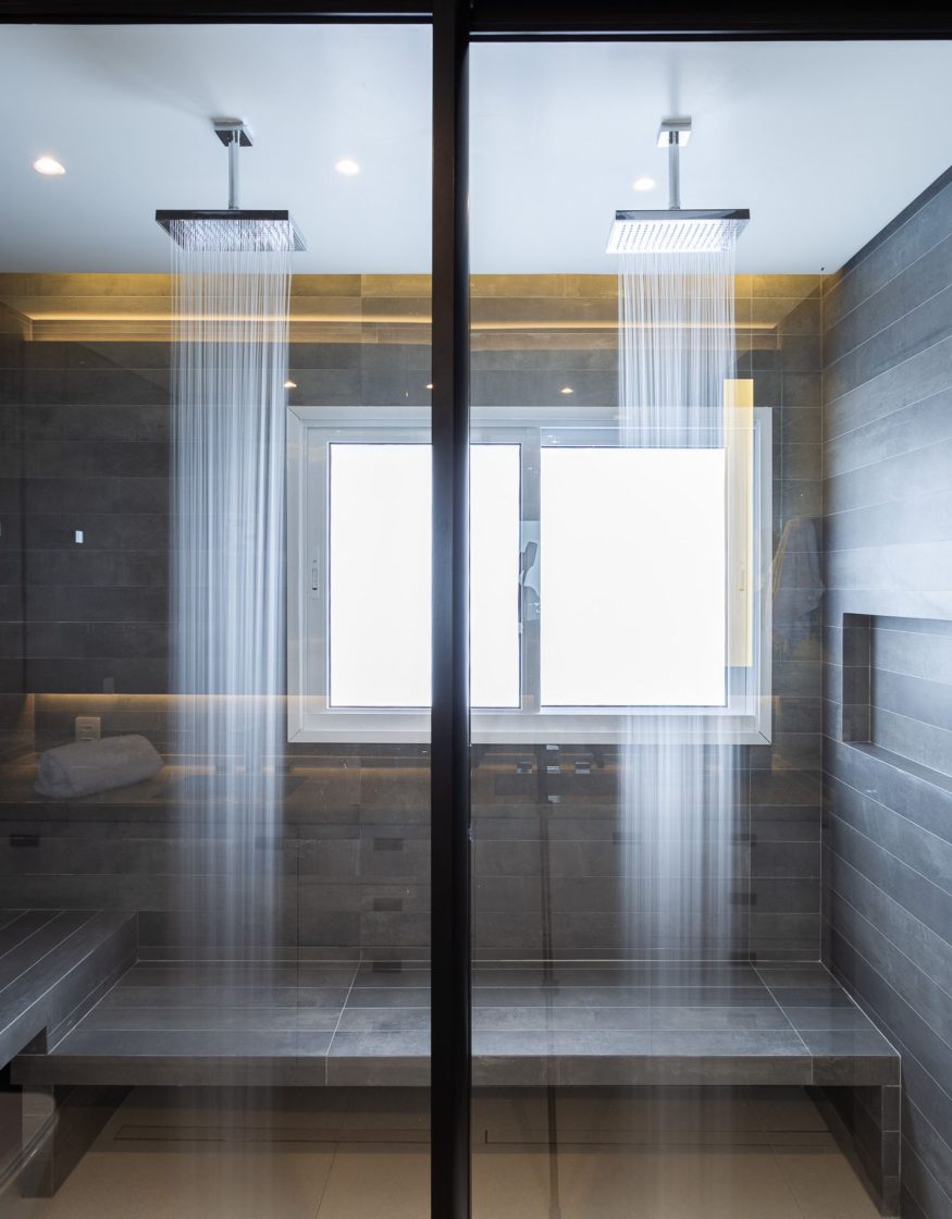 Sauna integrada ao banheiro da residência