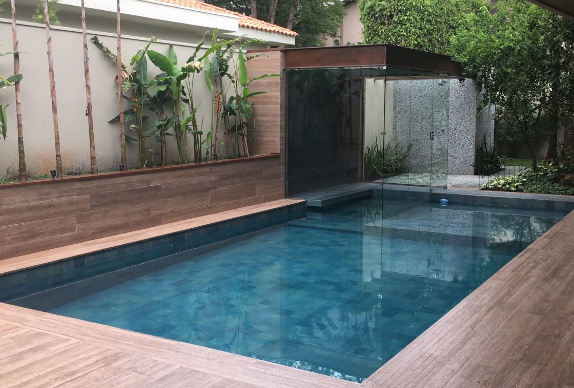 Sauna integrada à piscina e paisagismo