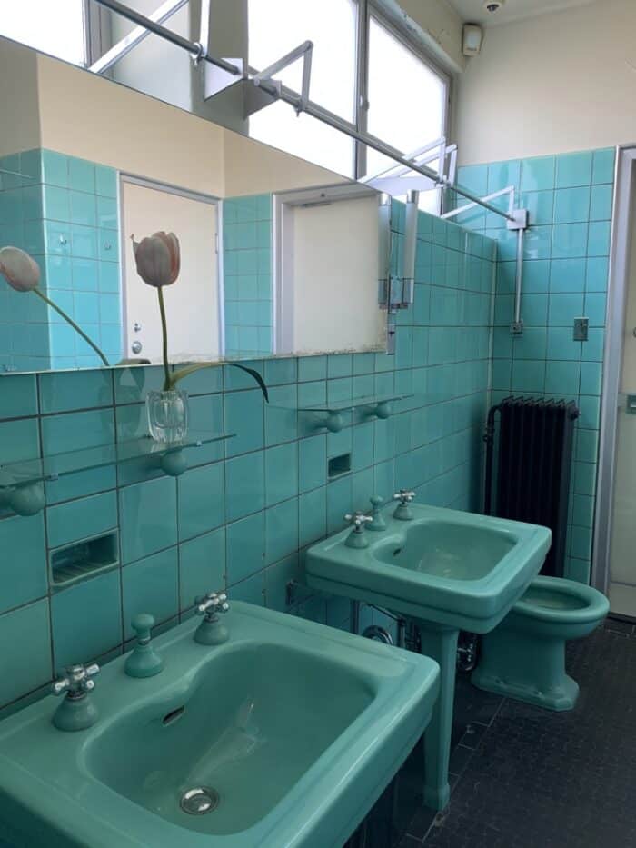 Banheiro azul compartilhado