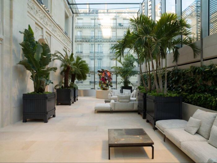Jardim externo da nova loja da Dior na avenue Montaigne