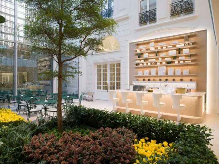 Restaurante e café da loja da Dior na avenue montaigne