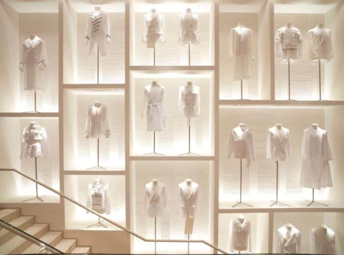Escada principal da nova loja da Dior na avenue Montaigne