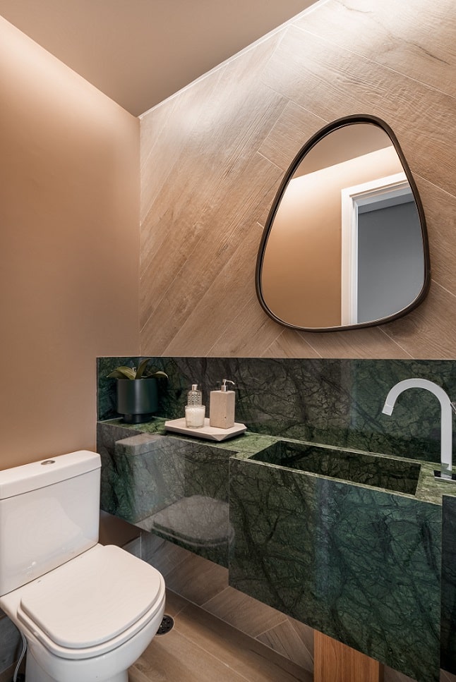 banheiro com espelho em formas orgânicas