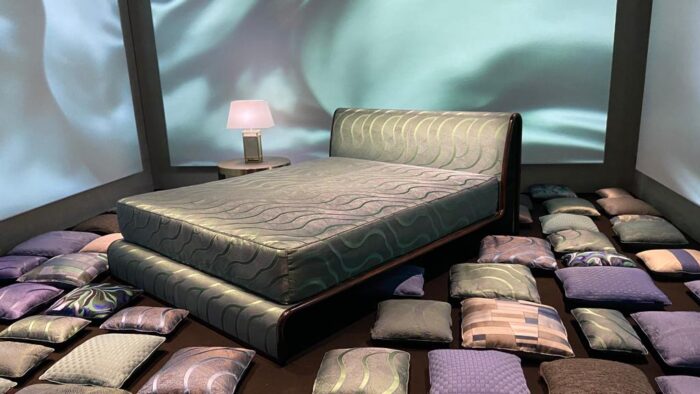cama e almofadas Armani