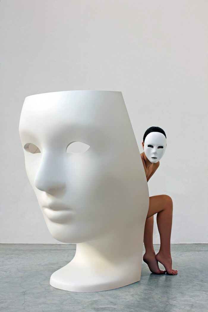 Cadeira que tem o desenho de uma mascara, criada por Fabio Novembre