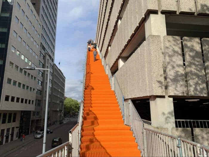 Escadaria laranja temporária