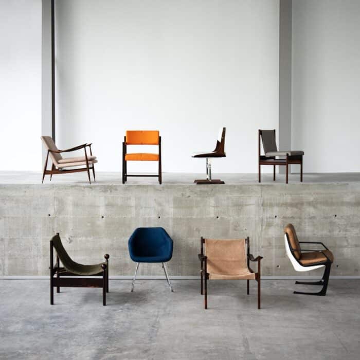 Cadeiras de diferentes modelos e cores