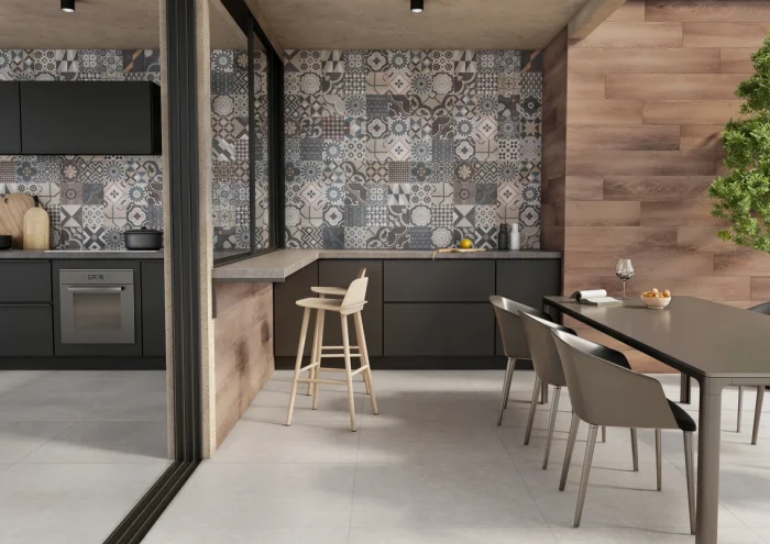 Cozinha com bancada lateral e mesa de jantar. Paredes em azulejo e madeira.