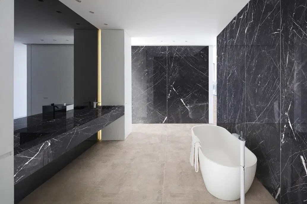 Banheiro moderno com Mármores com tonalidades escuras, claras e contemporâneas.