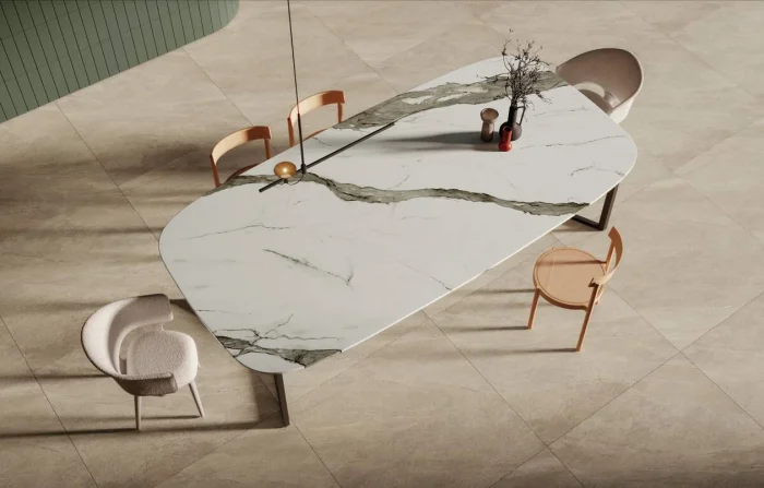 Vista de cima de uma mesa de jantar marmorizada com cinco cadeiras e piso de tom claro
