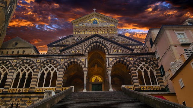 Catedral de Amalfi na Costa Amalfitana 