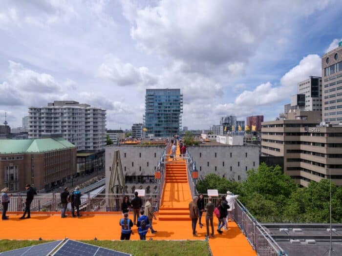 estrutura laranja brilhante Rotterdam Rooftop Walk
