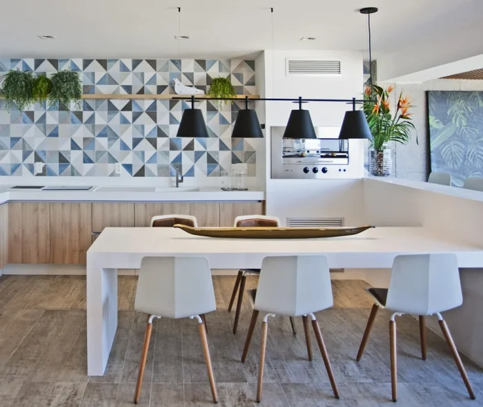 Cozinha com bancada americana, parede de azulejo estampado e piso de revestimento amadeirado