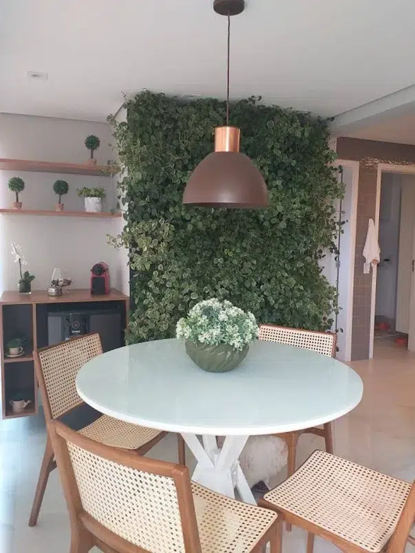 Sala de jantar com parede-viva formando um jardim vertical