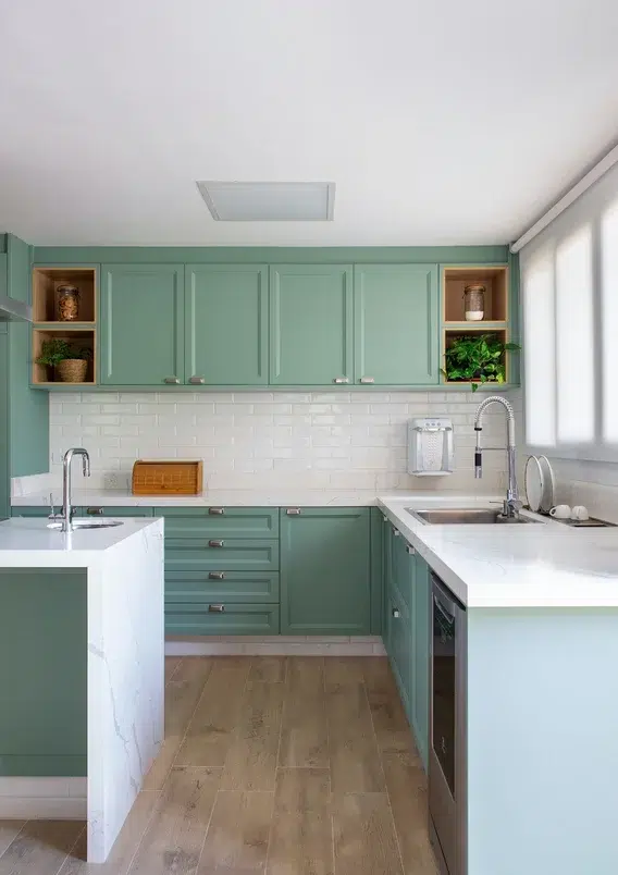 Cozinha com azulejos na parede no estilo clássico com predominância das cores branco e verde claro