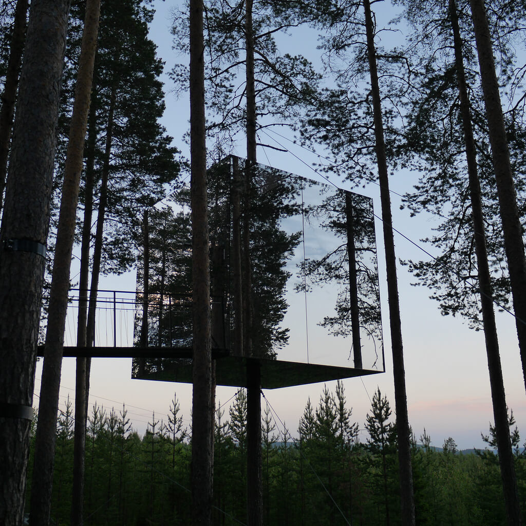 As casas na árvore podem ser o ponto de partida para projetos criativos, como os quartos do Tree Hotel, na Suécia