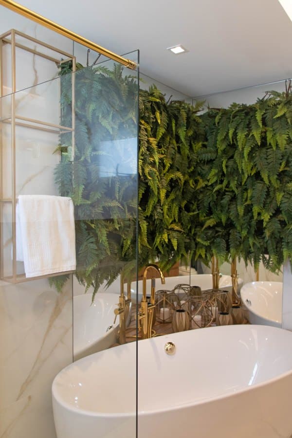 banheiro com jardim vertical