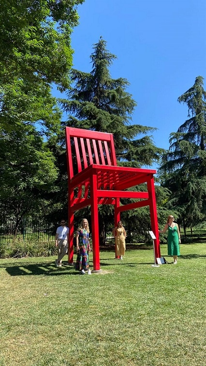Cadeira gigante e arquitetos em Milão
