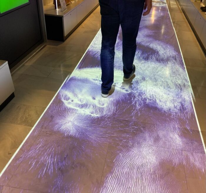 Instalação digital interativa no piso