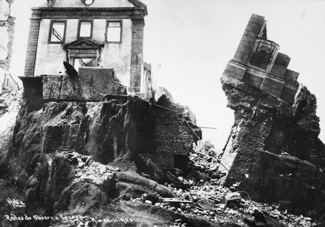 Ruínas de observatório e igreja durante demolição do Morro do Castelo