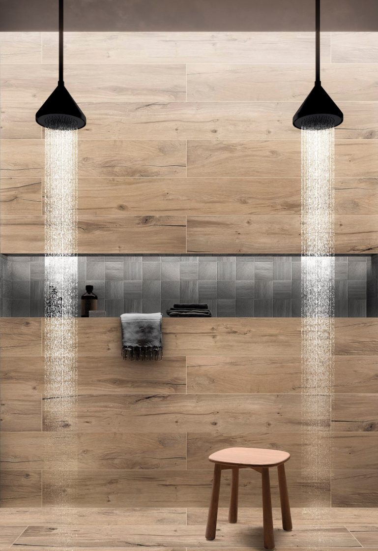 Banheiro com porcelanato Nordik Wood, que interpreta madeira laminada