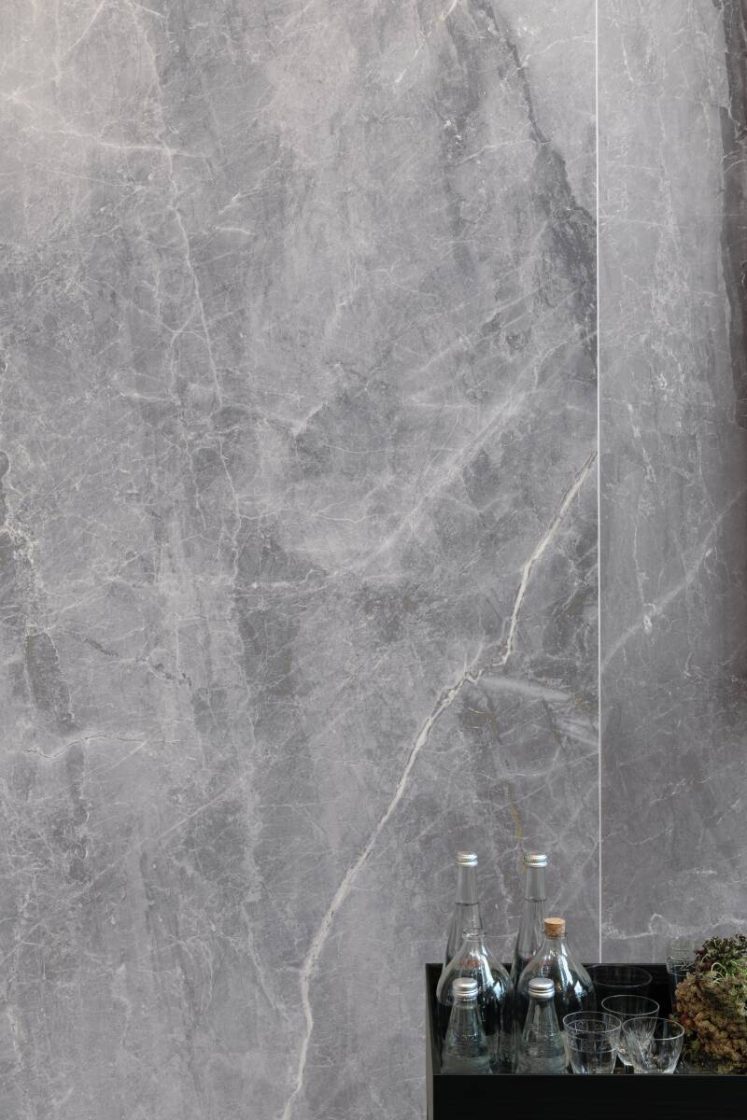 Gray Marble é Lastra da Portobello que reproduz mármore cinza e pode ser aplicada em grandes superfícies