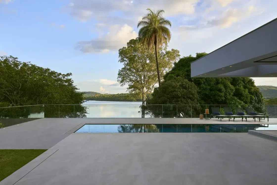 A piscina com vista para o lago amplia a conexão com a natureza 