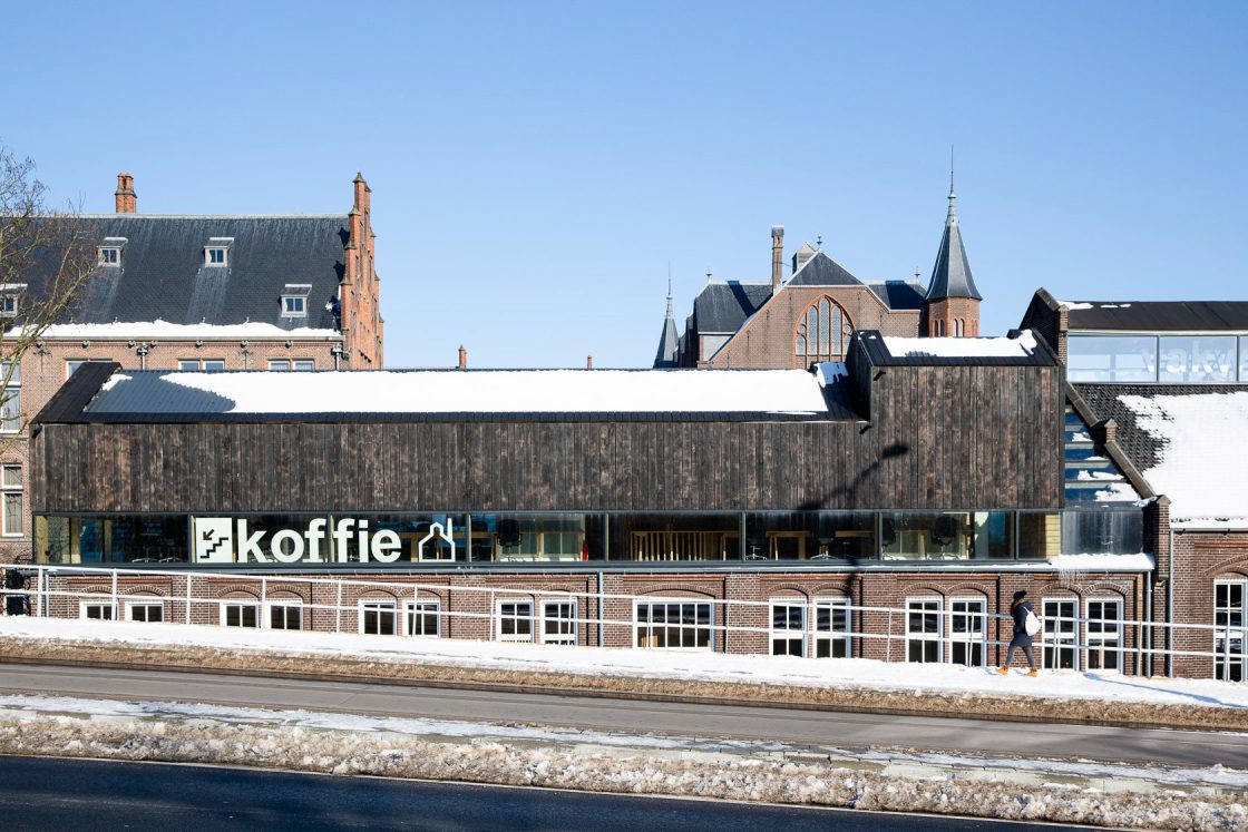 prédio holandês Vakwerkhuis com coworking sustentável