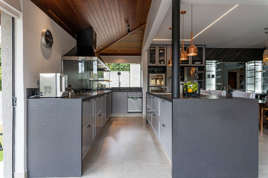 Cozinha preta é sifisticada, mas ideal para espaços maiores