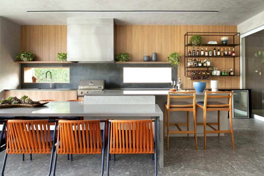 Ao fundo da cozinha, bar torna espaço perfeito para receber em casa