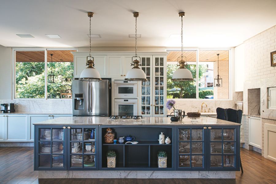 Estilo clássico na cozinha é um dos preferidos para compor uma decoração sofisticada (Projeto: Idea Arquitetura)