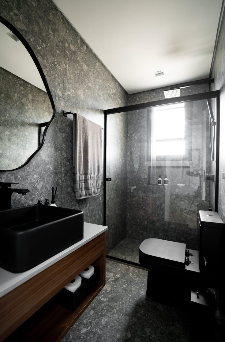 banheiro com pedra cinza