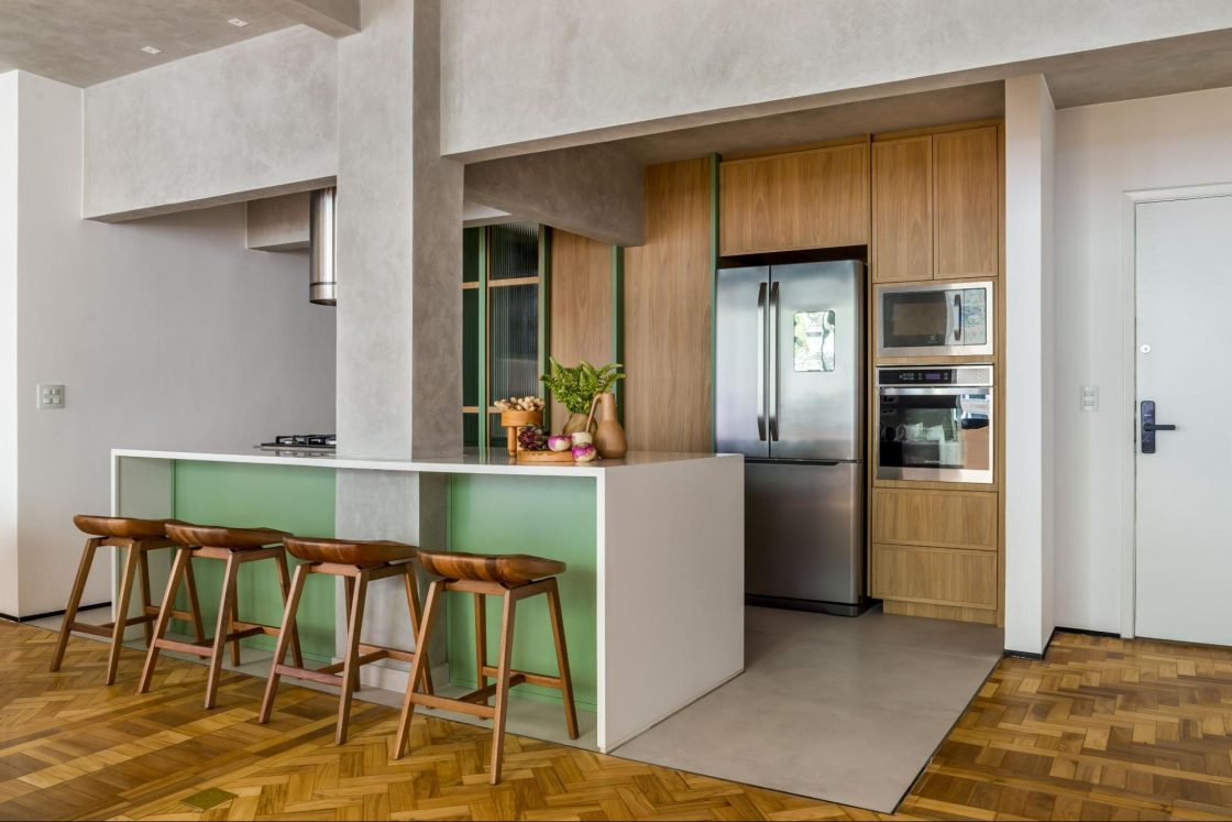 verde e madeira na cozinha