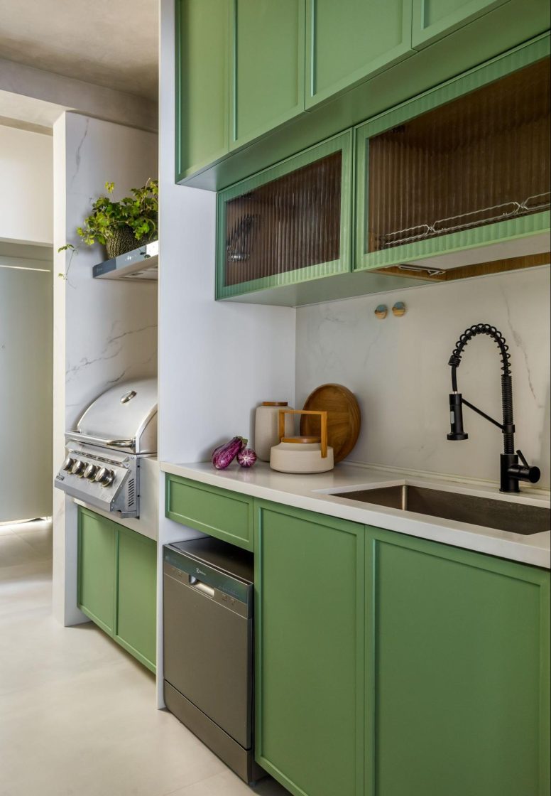 armário verde na cozinha