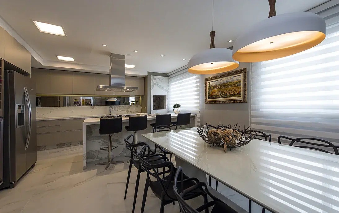 mesa de jantar e cozinha amplas de um aparteamento duplex com decoração minimalista