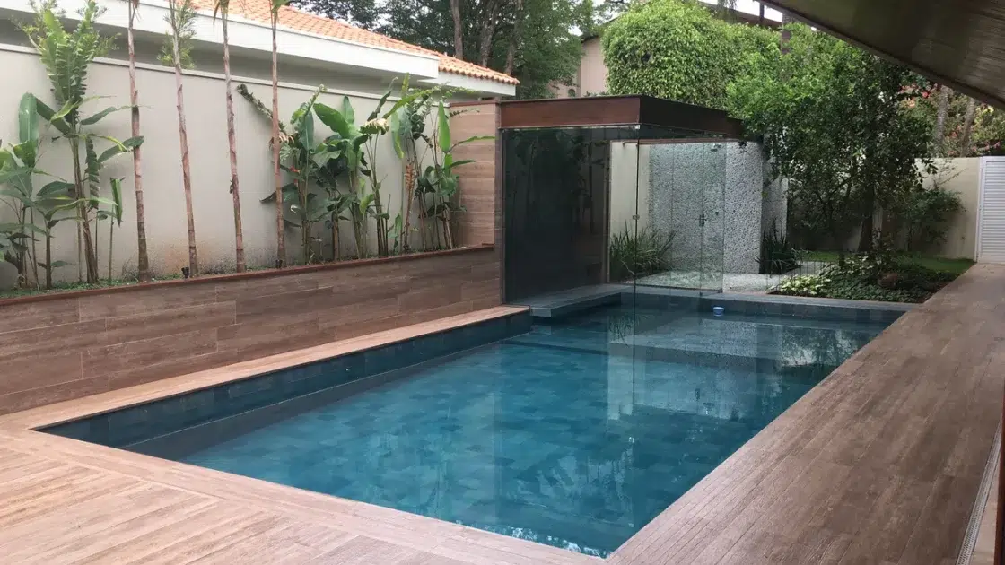 uma piscina com sauna incluso no patio de uma casa. o Piso em Ecowood Canela e Piscina e sauna em Barlavento Caribbean