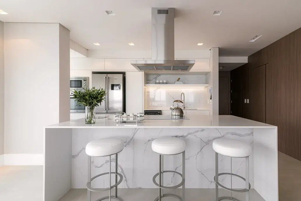 cozinha de um apartamento duplez em cores brancas e luz natural
