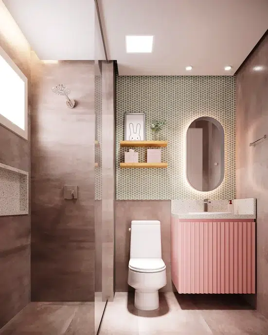 Banheiro rosa com parede em azul turquesa com bancada pequena, vaso sanitário branco e box aberto