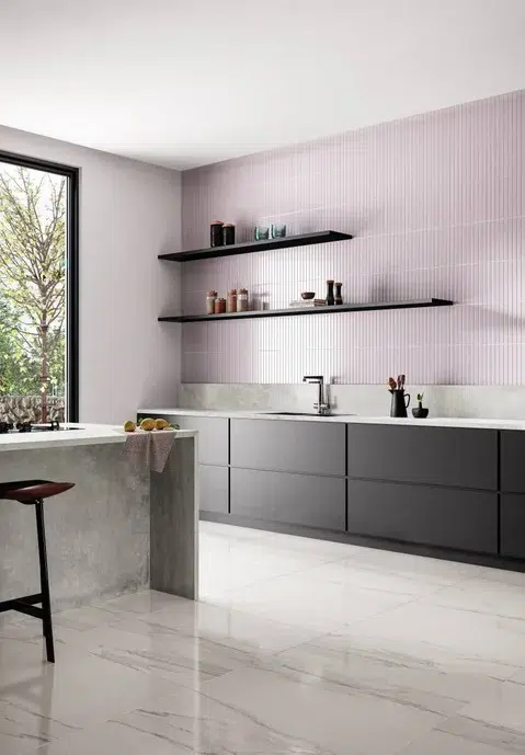 parte de uma cozinha, lava pratos com a parede de fundo em cor lavanda. 