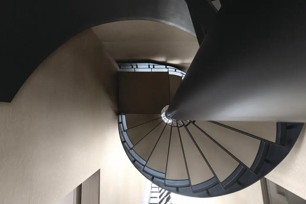 Escada em formato de espiral ou caracol.