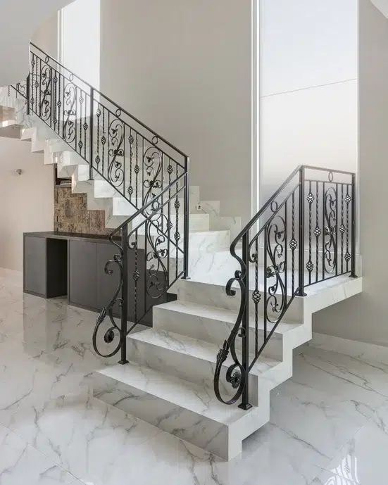 Escada em L em cor branco e varanda preta.