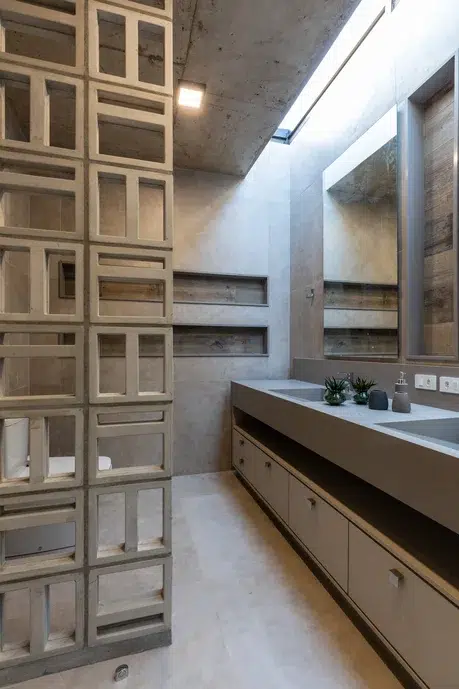 Banheiro com duas pias e gavetas na vertical.