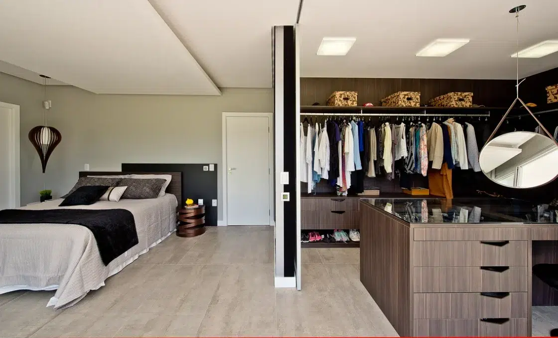 quarto minimalista com closet aberto
