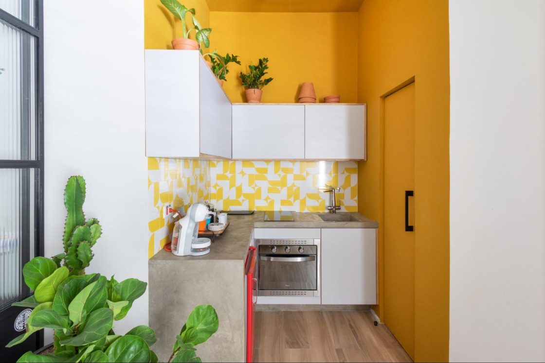 azulejo amarelo na rodabanca da cozinha amarela