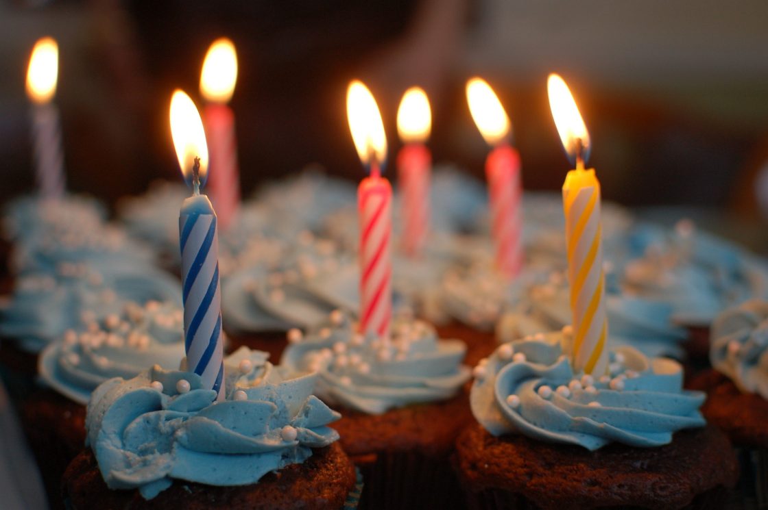 Cupcakes funcionam como itens de decoração de festa de aniversário