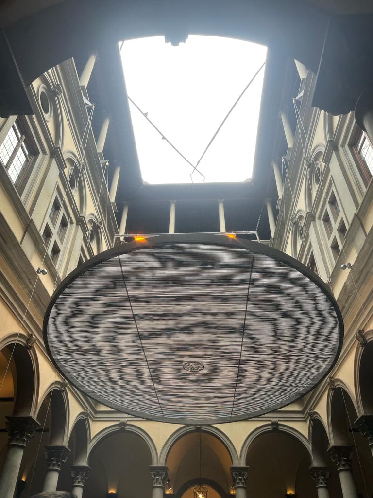 exposição no átrio do Palazzo Strozzi em Florença