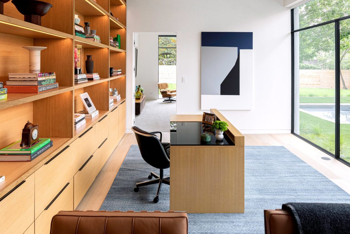 home office integrado à área externa com móveis de madeira clara