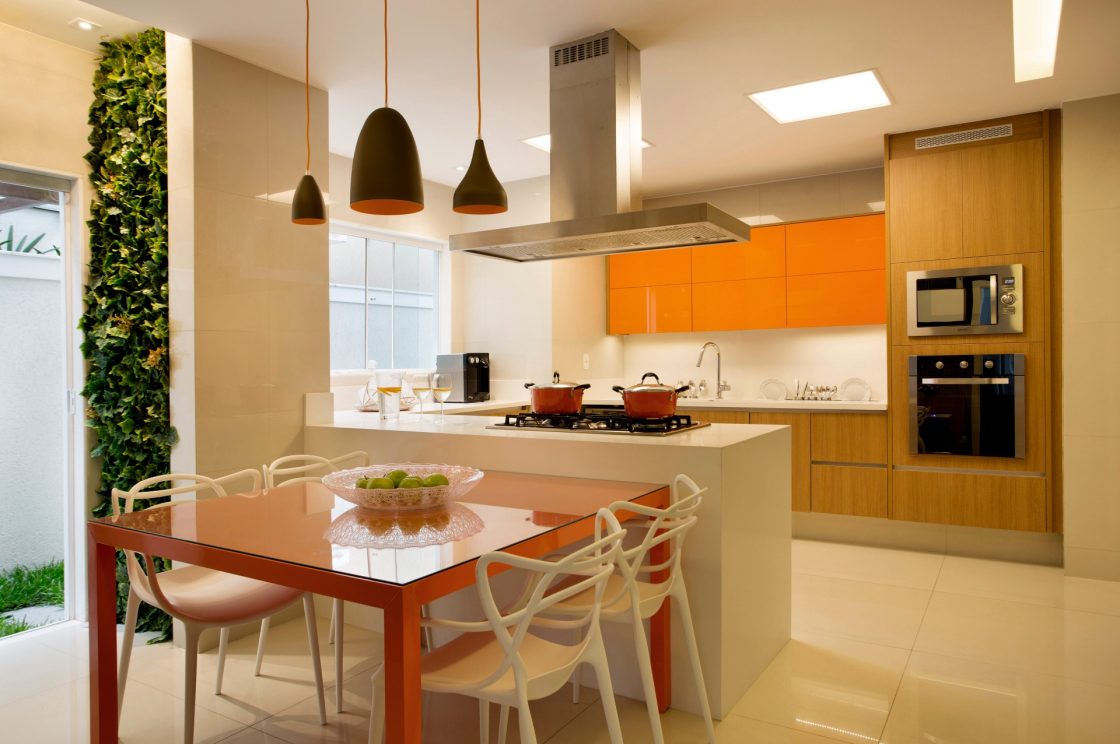 Cozinha colorida com detalhes vermelhos e laranjas